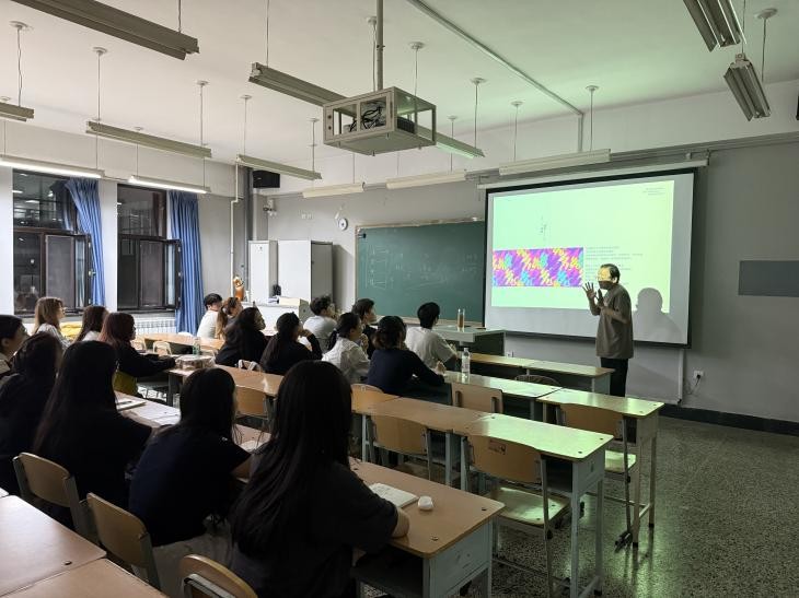 艺术学院邀陆伟教授开讲:解码中国平面设计的文化基因与实践路径-东北电力大学艺术学院